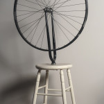 Marcel Duchamp. Ruota di bicicletta, 1913 -1964, ready-made, ruota di bicicletta con forcella montata su sgabello di legno dipinto, 126,5 cm.